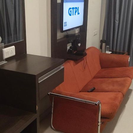 Hotel Park Land Αχμπανταμπάντ Εξωτερικό φωτογραφία